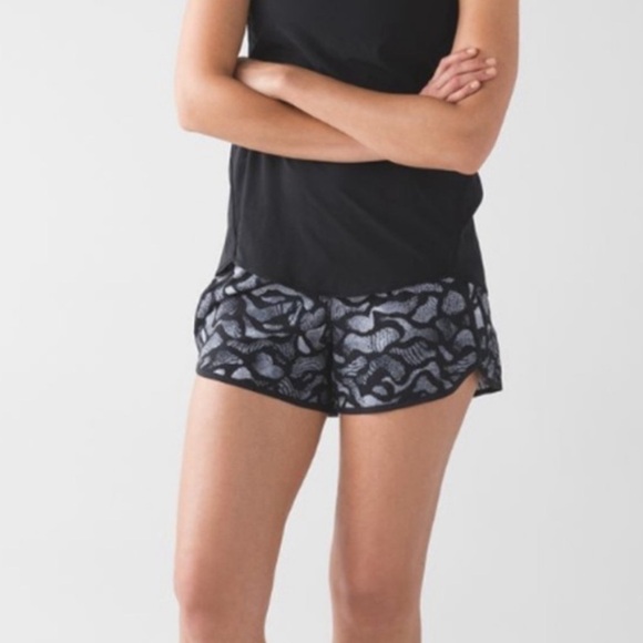 Lululemon Tracker Shorts Patterned, Mini Warp
White/Black Size 4 - Picture 3 of 14